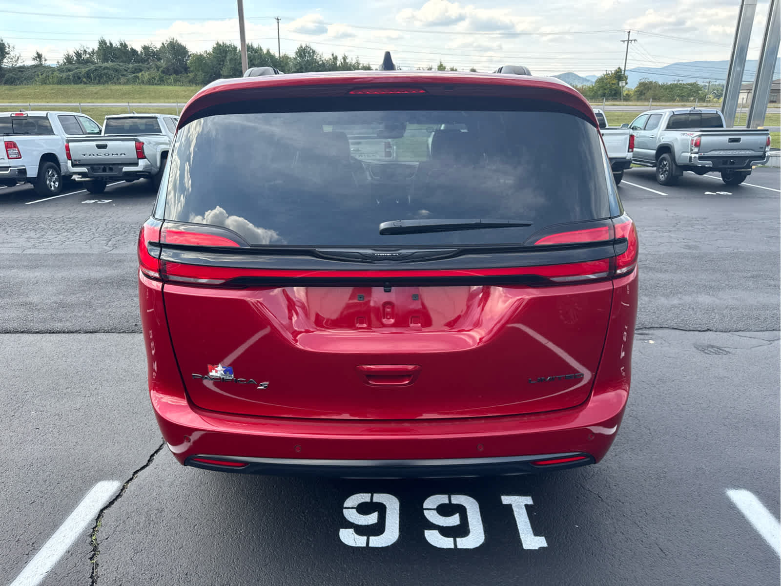 Used 2026 Chrysler Pacifica Limited w/ S Appearance Package FWD image 19