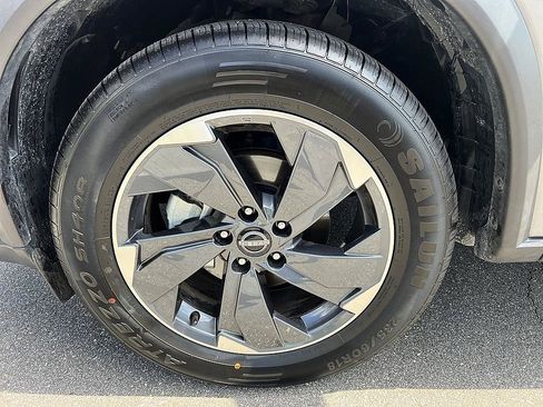 Certified 2025 Nissan Rogue SV FWD image 9