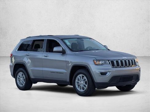 Used 2019 Jeep Grand Cherokee Laredo image 3