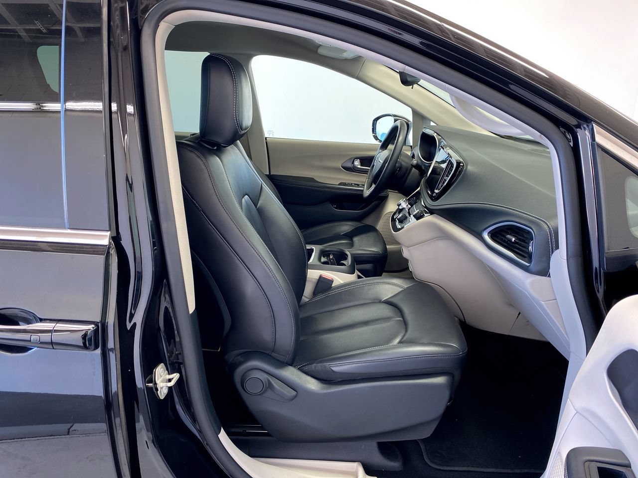 Used 2024 Chrysler Pacifica Limited FWD image 28