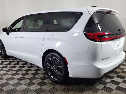 New 2026 Chrysler Pacifica Select image 5