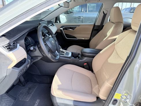 Used 2020 Toyota RAV4 XLE w/ Convenience Package AWD/4WD image 2