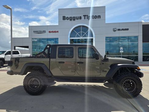 Used 2020 Jeep Gladiator Sport w/ Quick Order Package 24S AWD/4WD image 2
