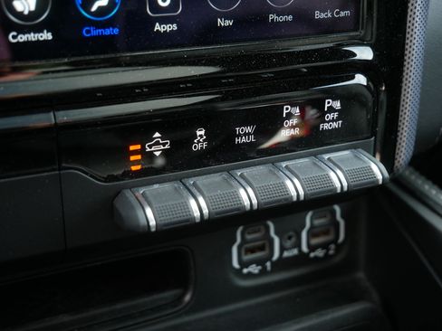 Used 2020 RAM 1500 Limited w/ Black Appearance Package AWD/4WD image 29