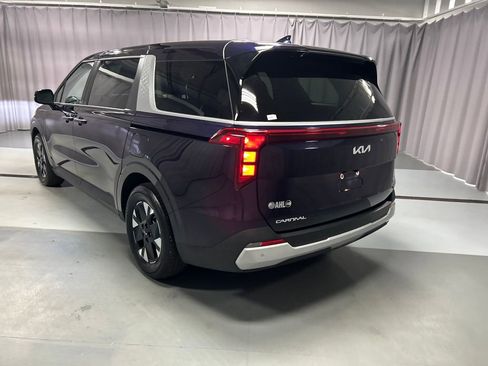 Used 2025 Kia Carnival LXS FWD image 5
