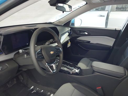 Used 2025 Chevrolet Trax LT w/ Driver Confidence Package image 2