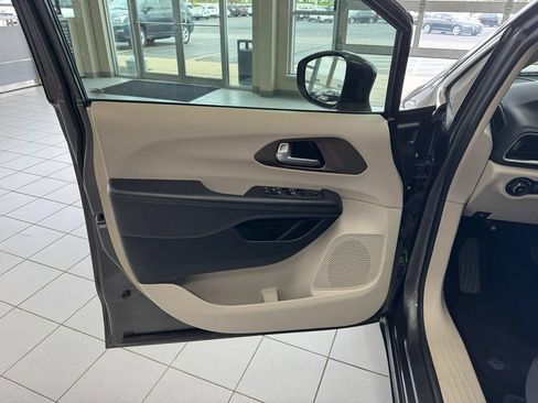 Used 2018 Chrysler Pacifica Touring-L FWD image 9