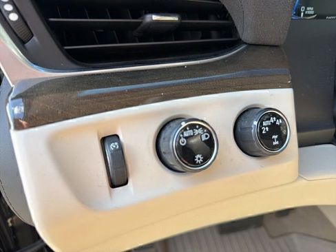 Used 2020 Cadillac Escalade Luxury AWD/4WD image 18