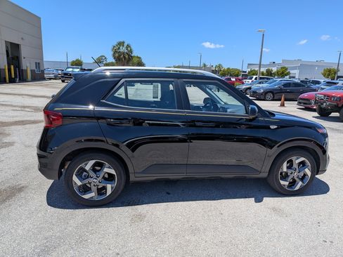 Used 2023 Hyundai Venue SEL FWD image 3