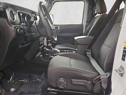 Used 2022 Jeep Wrangler Unlimited Sahara image 16