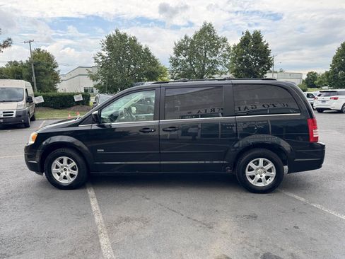Used 2008 Chrysler Town & Country Touring FWD image 21