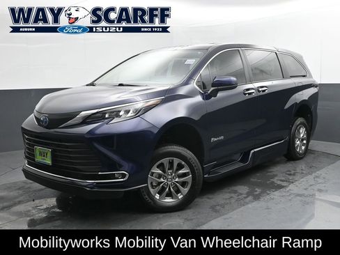 Used 2024 Toyota Sienna XLE image 1