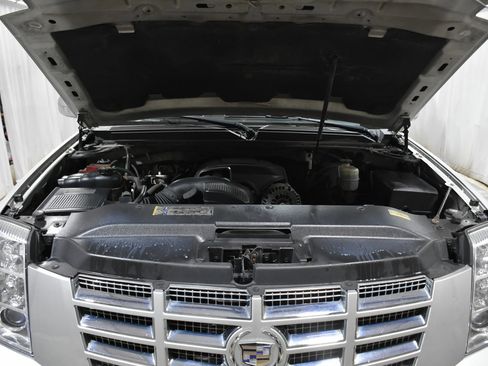 Used 2011 Cadillac Escalade ESV Premium image 19