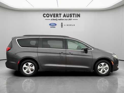 Used 2018 Chrysler Pacifica Touring Plus image 6