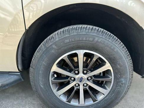 Used 2018 Ford Expedition Max XLT w/ Equipment Group 201A AWD/4WD image 10