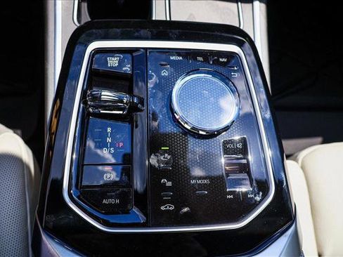 Used 2025 BMW 760i xDrive w/ Premium Package image 19