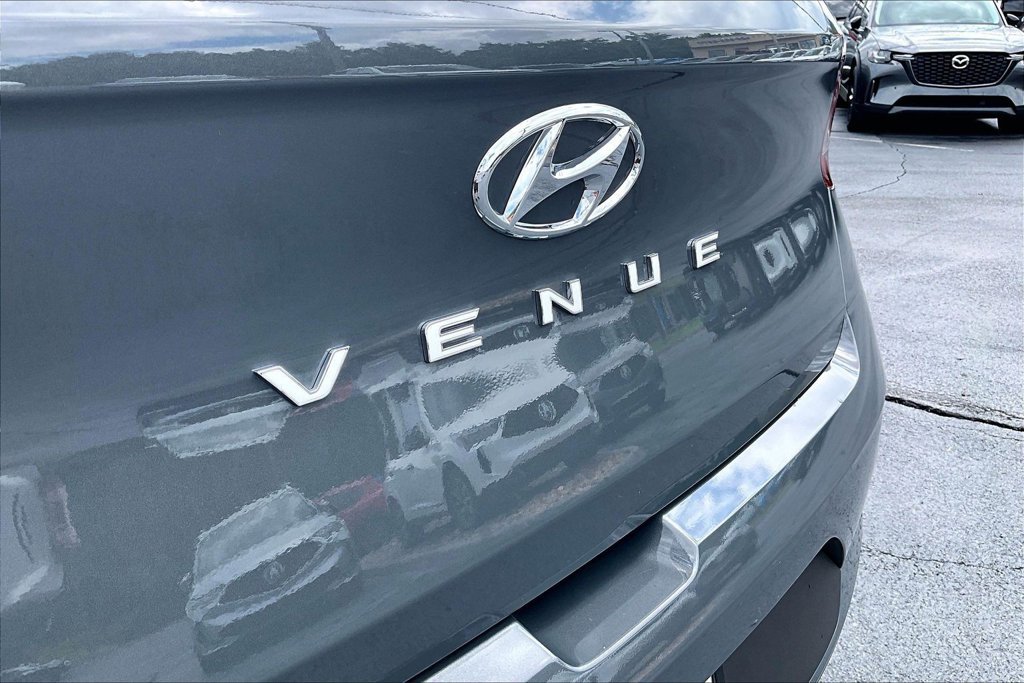 Used 2025 Hyundai Venue Limited FWD image 8