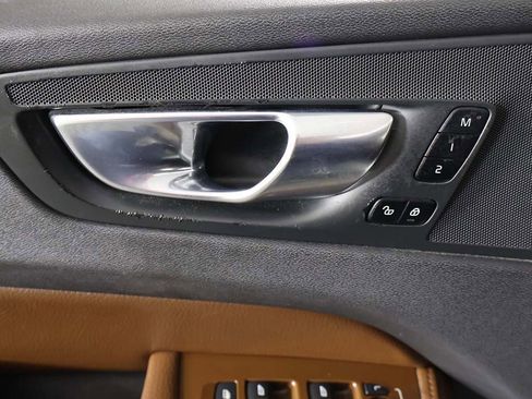 Used 2021 Volvo XC60 T5 Momentum w/ Premium Package image 33