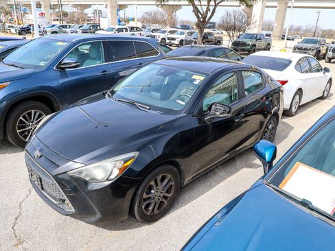 Used 2019 Toyota Yaris LE image 3