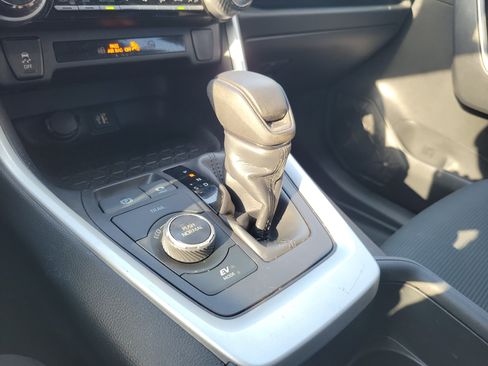 Used 2024 Toyota RAV4 LE AWD/4WD image 28