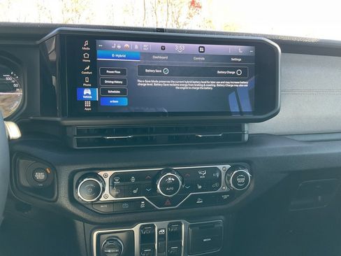 Used 2024 Jeep Wrangler Unlimited image 3