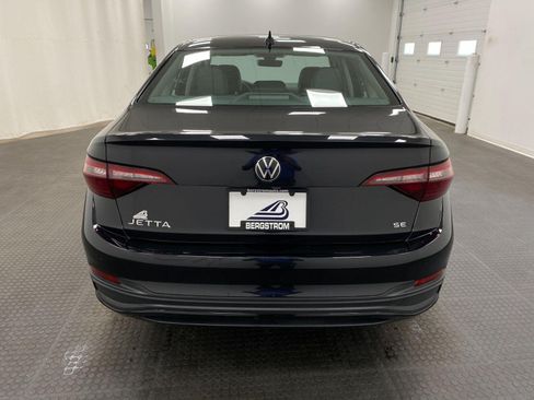 Used 2024 Volkswagen Jetta SE w/ Panoramic Sunroof Package FWD image 5