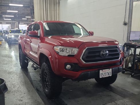 Used 2022 Toyota Tacoma SR5 w/ Technology Package image 2