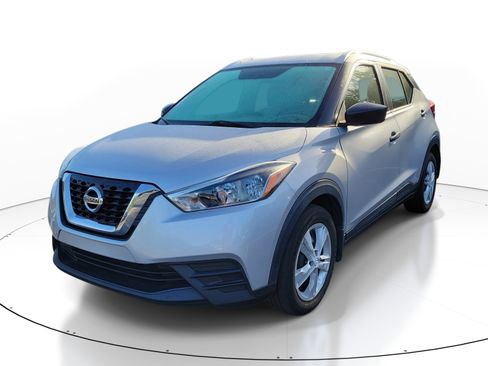 Used 2019 Nissan Kicks S image 3