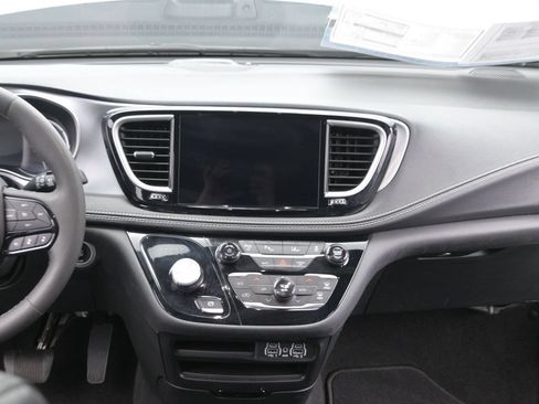 Used 2024 Chrysler Pacifica Limited FWD image 25