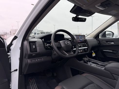 New 2026 Nissan Pathfinder Platinum w/ Cargo Package FWD image 10