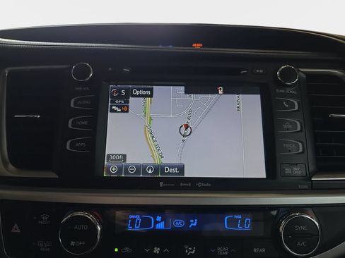 Used 2019 Toyota Highlander XLE w/ Carpet Mat Package (TMS) AWD/4WD image 25