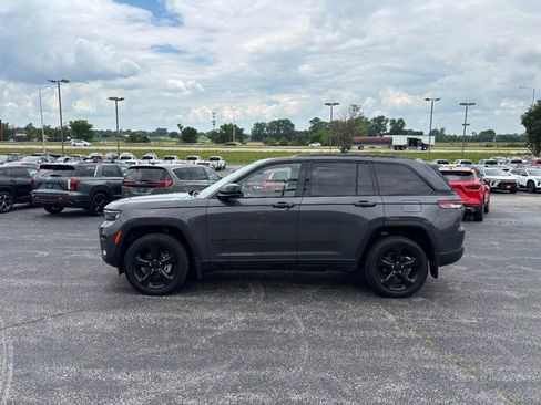 Used 2023 Jeep Grand Cherokee Altitude AWD/4WD image 8