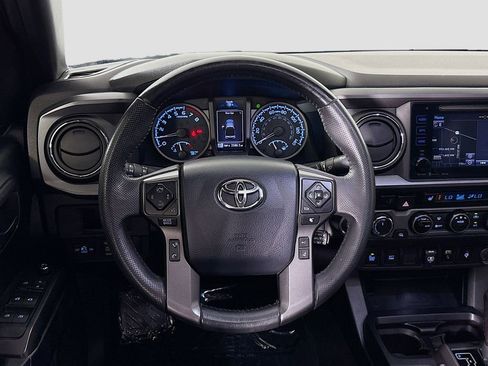 Used 2018 Toyota Tacoma SR5 AWD/4WD image 12