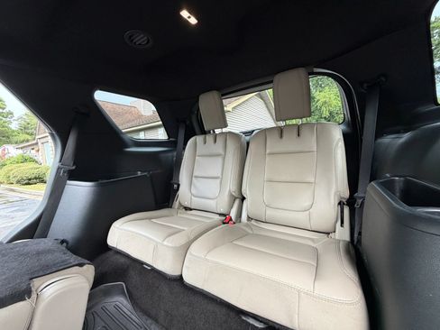 Used 2018 Ford Explorer XLT w/ Equipment Group 202A FWD image 22