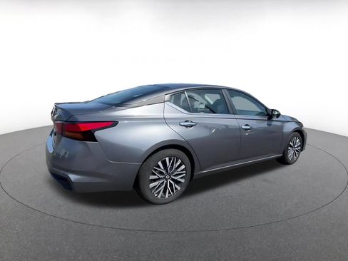 Used 2025 Nissan Altima 2.5 SV FWD image 14