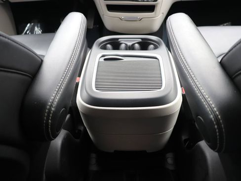 Used 2024 Chrysler Pacifica Touring-L FWD image 22