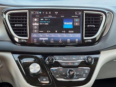 Used 2023 Chrysler Pacifica Touring-L FWD image 13
