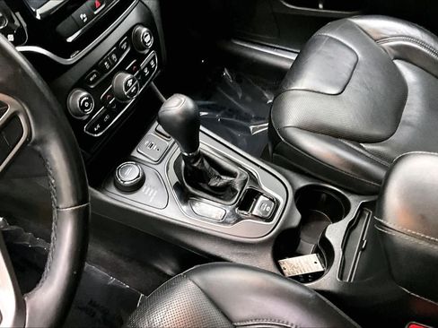 Used 2019 Jeep Cherokee Limited AWD/4WD image 17