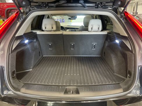 Used 2020 Cadillac XT4 Luxury w/ Cold Weather Package FWD image 17