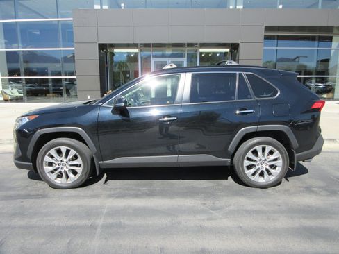 Used 2019 Toyota RAV4 Limited w/ Advanced Technology Package AWD/4WD image 3