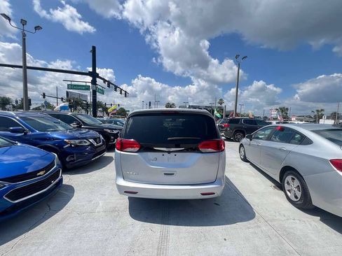 Used 2023 Chrysler Voyager LX FWD image 13