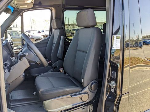 Used 2024 Mercedes-Benz Sprinter 2500 image 32