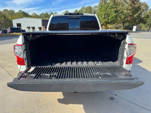 Used 2019 Nissan Titan SV w/ SV Convenience Package image 5