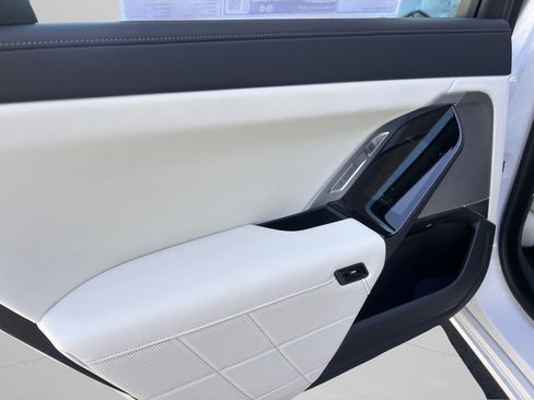 Used 2025 BMW i7 xDrive60 image 31