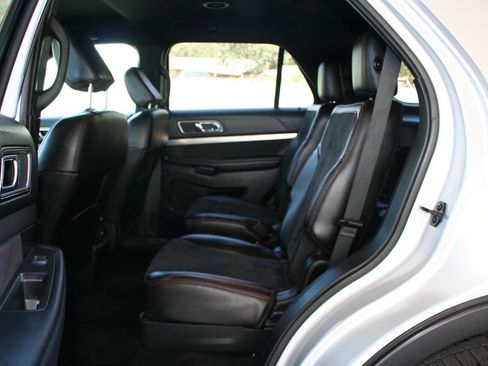 Used 2018 Ford Explorer XLT w/ Equipment Group 202A AWD/4WD image 23