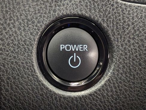 Used 2025 Toyota Camry SE image 30