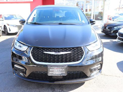 Used 2024 Chrysler Pacifica Touring-L FWD image 8