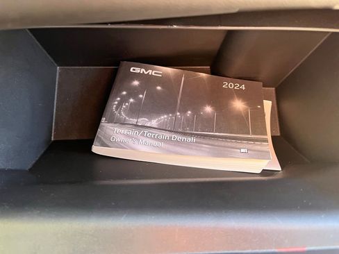 Used 2024 GMC Terrain SLT image 32