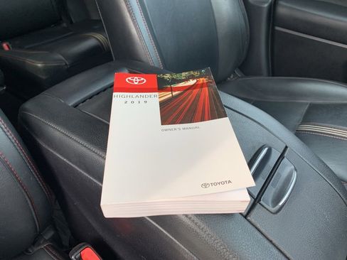 Used 2019 Toyota Highlander SE image 32