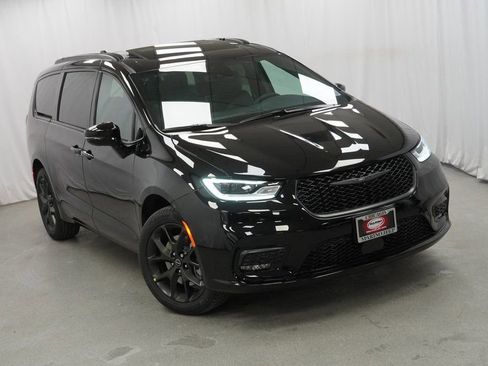 New 2026 Chrysler Pacifica Limited image 8